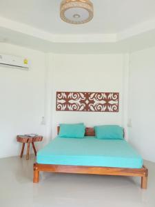 een kamer met een bed in een witte kamer bij Miss You Beach Resort Koh Mak in Ko Mak +76 foto's