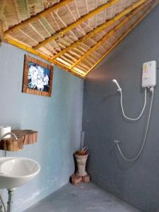 een badkamer met een wastafel en een douche bij Miss You Beach Resort Koh Mak in Ko Mak