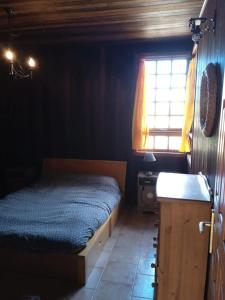 ein Schlafzimmer mit einem Bett, einem Waschbecken und einem Fenster in der Unterkunft Chalet Rural Marian in Santa Maria de Guia de Gran Canaria