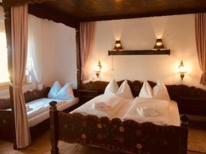 een slaapkamer met 2 bedden en een bank bij Bergidyll 9 by Alpenidyll Apartments in Ramsau am Dachstein