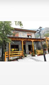 budynek z żółtymi słupami i budynek w obiekcie Bar Restaurant Hotel ''Te Gusti'' w mieście Tamarë