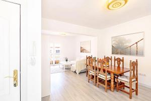 Postel nebo postele na pokoji v ubytování City Loft - Helles und geräumiges Apartment in Santa Cruz