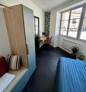 a room with a bed and a desk and a window at Superbe appartement - Cholet Centre in Cholet +16 photos