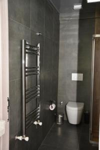 y baño con ducha y aseo. en My Sun Hotel en İzmir