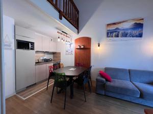 a living room with a table and a couch at Duplex 8 couchages, au pied des pistes de la Mongie in La Mongie
