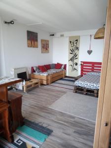 ein Wohnzimmer mit 2 Betten und einem Sofa in der Unterkunft Bellagio Bellavista di Betty in Civenna