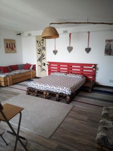 Zimmer mit einem Bett mit Herzen an der Wand in der Unterkunft Bellagio Bellavista di Betty in Civenna