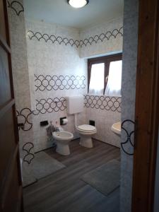 a bathroom with two toilets and a sink at Bellagio Bellavista di Betty in Civenna