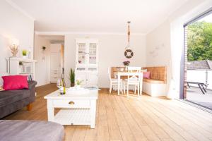 een woonkamer met een bank en een tafel bij Ferienwohnung Daldrup 2 in Grömitz