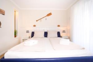 een slaapkamer met een wit bed en 2 handdoeken bij Ferienwohnung Daldrup 2 in Grömitz