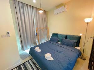 a bedroom with a blue bed with two hats on it at One season poolvilla in Bang Sare +31 photos