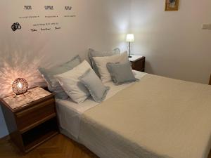 Gorana studio apartment في ييلسا: غرفة نوم عليها سرير ومخدات