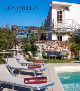 - un ensemble de chaises longues installées à côté de la piscine dans l'établissement HÖTEL LE CASTELLAN, à Istres