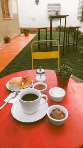 una mesa con una taza de café y comida. en HOSTAL TILIAN en Salta