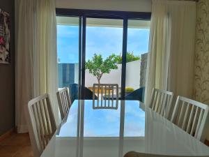 een eetkamer met een tafel en stoelen en een raam bij Villa Gabriel (private Spa-Jacuzzi) in Costa Teguise