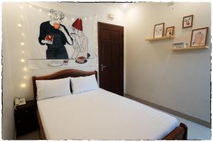 Giường trong phòng chung tại OYO 1168 Elly's Home 2