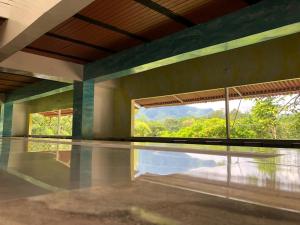 Camera con piscina e vista sulle montagne. di Hotel Jireh - San Carlos Ant a San Carlos