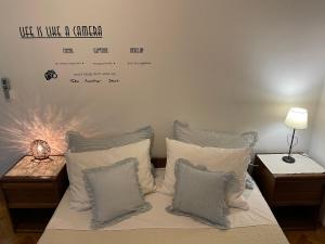 Gorana studio apartment في ييلسا: غرفة نوم مع سرير مع علامة على الحائط