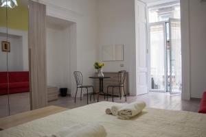 ein Schlafzimmer mit einem Bett und einem Hundespielzeug auf dem Boden in der Unterkunft Donna Laura Suite in Neapel