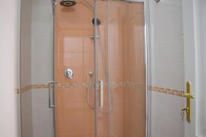 y baño con ducha y puerta de cristal. en Donna Laura Suite en Nápoles