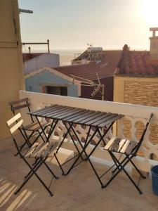 Ein Balkon oder eine Terrasse in der Unterkunft Moderno apartamento con terraza al lado paseo marítimo de la guardia.