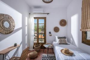 A bed or beds in a room at DIEVANDI SEAVIEW VILLA
