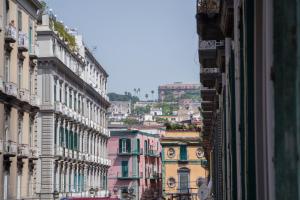 uma vista para uma rua da cidade com edifícios em Donna Laura Suite em Nápoles