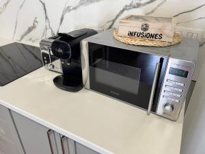 a microwave sitting on top of a counter at Casa de Fernando in Treacastela