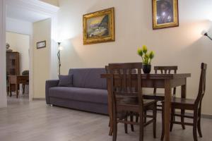 ein Wohnzimmer mit Tisch und Couch in der Unterkunft Donna Laura Suite in Neapel