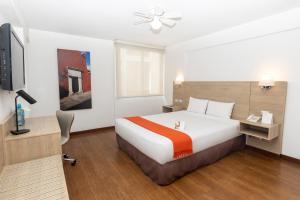 Una habitación de hotel con una cama y un televisor de pantalla plana. en Casa Andina Standard Arequipa, en Arequipa 34 fotos más