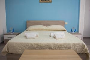 um quarto com uma cama grande e 2 mesas de cabeceira em Donna Laura Suite em Nápoles