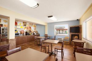 Days Inn by Wyndham Champaign/Urbana tesisinde bir restoran veya yemek mekanı