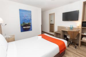 Pokój hotelowy z łóżkiem i biurkiem w obiekcie Casa Andina Standard Arequipa w mieście Arequipa