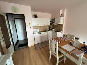 O bucătărie sau chicinetă la Frontaal zeezicht in appartement de Strandjutter