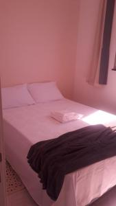 里約熱內盧的住宿－Espaço do Adilson é aconchegante，一张白色的床,上面有一条黑色毯子
