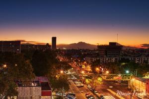 vista di una città di notte con auto di Ed&Marie Apartamento a Città del Messico