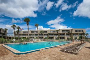 Πισίνα στο ή κοντά στο Ocean view condo w/ direct beach access & shared swimming pool/tennis