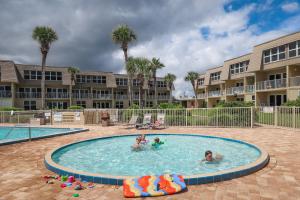 Πισίνα στο ή κοντά στο Ocean view condo w/ direct beach access & shared swimming pool/tennis +18 φωτογραφίες