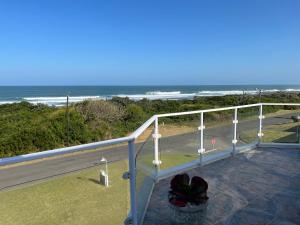 een balkon met uitzicht op het strand bij Benri B&B & Self-Catering in Gonubie