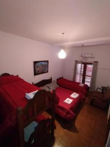 1 dormitorio con cama y sofá en HOSTAL TILIAN en Salta