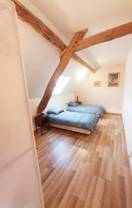 Tempat tidur dalam kamar di Chambres d'hôtes Gourdon
