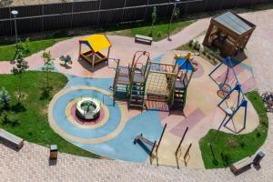 - une vue aérienne sur une aire de jeux avec un parc aquatique dans l'établissement Квартира посуточно Бизнес класса в ЖК Асыл Тобе, à Almaty