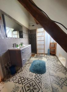グールドン・アン・ケルシーにあるChambres d'hôtes Gourdonのバスルーム(洗面台、鏡付)