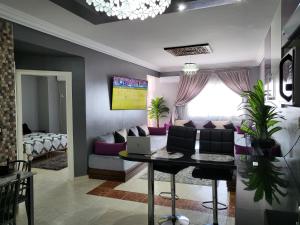 พื้นที่นั่งเล่นของ Luxury Beach Apartment with Balcony, free Wi-Fi & AC