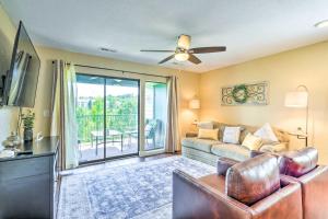 Posezení v ubytování Walk to Strip! Cozy Branson Condo with Pool