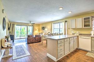 Kuchyň nebo kuchyňský kout v ubytování Walk to Strip! Cozy Branson Condo with Pool