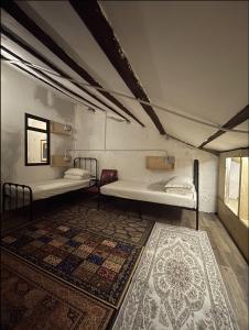 um quarto com 2 camas, um tapete e uma banheira em Mingle Highstreet em Kuala Lumpur