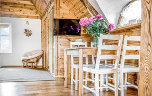 - une salle à manger avec une table et des chaises dans l'établissement Stunning Home In Ustronie Morskie With Wifi, à Ustronie Morskie