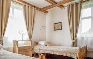 a bedroom with two beds and a window at Stunning Home In Ustronie Morskie With Wifi in Ustronie Morskie