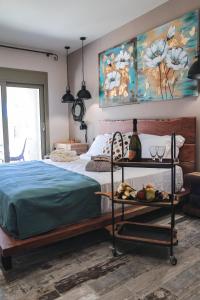 - une chambre avec un lit et une couette bleue dans l'établissement KT Villa, à Troulos